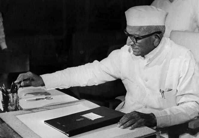 A file photo of prime minister Morarji Desai working at his Parliament's office in April 1977 in New Delhi. (AFP photo)</em)
