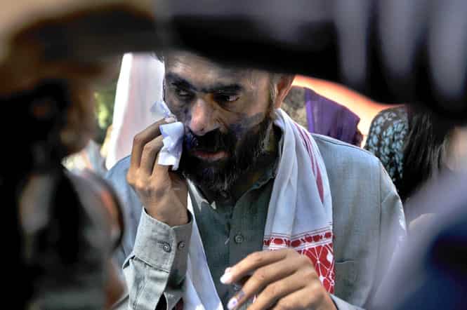 Yogendra Yadav wipes his face after an unknown person suddenly threw ink on the Aam Aadmi Party leader (Subrata Biswas/HT) Yogendra Yadav wipes his face after an unknown person suddenly threw ink on the Aam Aadmi Party leader (Subrata Biswas/HT)