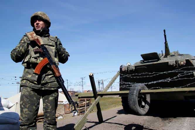 A Ukrainian soldier stands guard at a check point at the border between Ukraine and Crimea near the Salkovo village near Kherson. (AFP Photo)</em></font) A Ukrainian soldier stands guard at a check point at the border between Ukraine and Crimea near the Salkovo village near Kherson. (AFP Photo)</em></font)