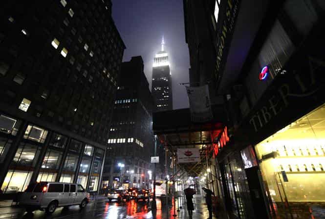 The Empire State Building lits up moments before going dark for Earth Hour in which citizens are asked to turn off their lights for an hour from 8.30 to 9.30 pm local time to show awareness of climate change. (AFP photo)</em) The Empire State Building lits up moments before going dark for Earth Hour in which citizens are asked to turn off their lights for an hour from 8.30 to 9.30 pm local time to show awareness of climate change. (AFP photo)</em)