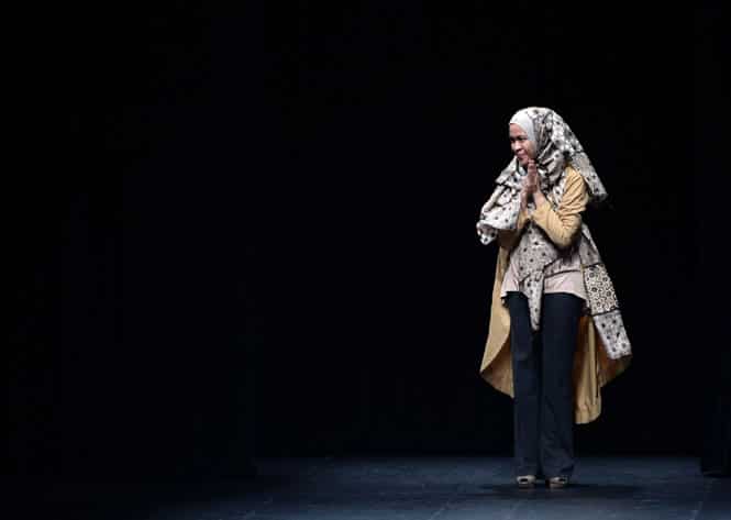 Indonesian fashion designer Windri Widiesta Dhari greets visitors at the end of her brand's Nur Zahra 2014-2015 autumn/winter collection show at Tokyo Fashion Week. (AFP photo)</em)