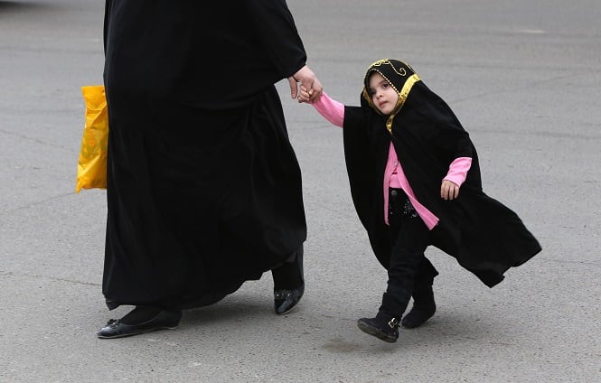 An Iraqi woman walks with her daughter in Baghdad. (AFP Photo)</em) An Iraqi woman walks with her daughter in Baghdad. (AFP Photo)</em)
