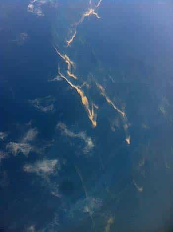 This picture taken on March 8, 2014 shows an aerial view of an oil slick taken from a Vietnamese Air Force aircraft taking part in a search mission for a missing Malaysia Airlines aircraft, somewhere between Malaysia's east coast and southern Vietnam. (AFP photo) 
</div)