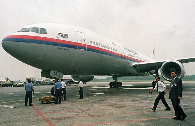 A file photo of Malaysia Airline's ground staff parking a Boeing 777-200 at Kuala Lumpur International airport. (AFP photo)</strong) A file photo of Malaysia Airline's ground staff parking a Boeing 777-200 at Kuala Lumpur International airport. (AFP photo)</strong)