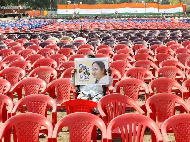 A man holds up Mamata Banerjee's poster at her Ramlila Grounds rally in New Delhi. (Vipin Kumar/HT photo)</em) A man holds up Mamata Banerjee's poster at her Ramlila Grounds rally in New Delhi. (Vipin Kumar/HT photo)</em)