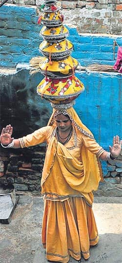 A Kathputli resident does a traditional Rajasthani dance. (Subrata Biswas/HT photo)</em) A Kathputli resident does a traditional Rajasthani dance. (Subrata Biswas/HT photo)</em)