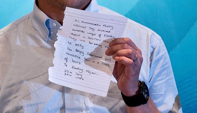 Malaysian transport minister Hishammuddin Hussein shows a note from the Chinese ambassador stating that they have received new satellite images during the search for missing Malaysia Airlines (MAS) flight MH370, at a press conference near Kuala Lumpur International Airport in Sepang. (AFP PHOTO)