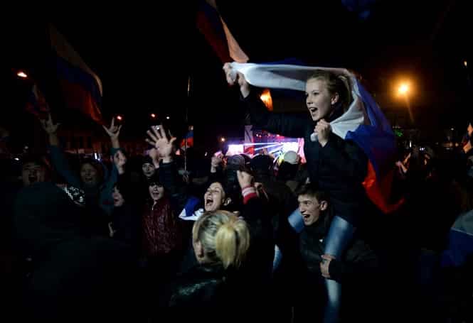 Pro-Russian protesters celebrate in Simferopol's Lenin Square on March 16, 2014 after exit polls showed that about 95% of voters in Ukraine's Crimea region supported union with Russia (AFP photo)</em) Pro-Russian protesters celebrate in Simferopol's Lenin Square on March 16, 2014 after exit polls showed that about 95% of voters in Ukraine's Crimea region supported union with Russia (AFP photo)</em)