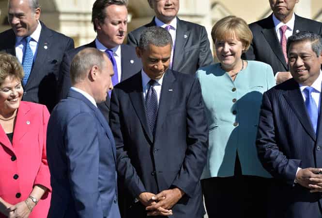US President Barack Obama and other world leaders look on as Russian President Vladimir Putin arrives for the family photo during the G20 summit in Saint Petersburg. (AFP photo)</strong) US President Barack Obama and other world leaders look on as Russian President Vladimir Putin arrives for the family photo during the G20 summit in Saint Petersburg. (AFP photo)</strong)