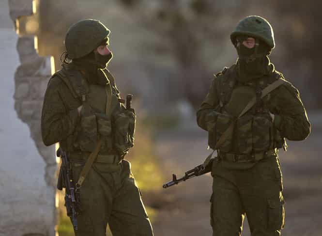 Pro-Russian soldiers stand close to the main gate of an Ukrainian military base in Perevalne, Ukraine. (AP photo)</strong) Pro-Russian soldiers stand close to the main gate of an Ukrainian military base in Perevalne, Ukraine. (AP photo)</strong)