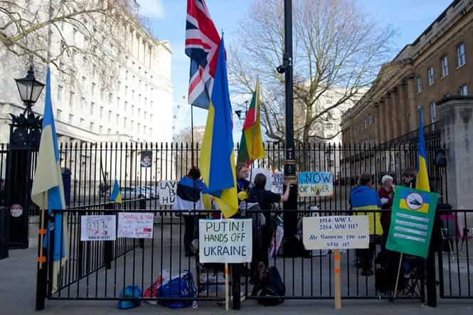 Anti-Russian activists stand outside Downing Street during a pro-Ukraine protest in London. (AFP photo)</strong) Anti-Russian activists stand outside Downing Street during a pro-Ukraine protest in London. (AFP photo)</strong)