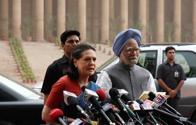 A file photo of Prime Minister Manmohan Singh and UPA chairperson Sonia Gandhi addressing the media after meeting at Rashrapati Bhawan in New Delhi. (HT photo/Ajay Aggarwal)</em)