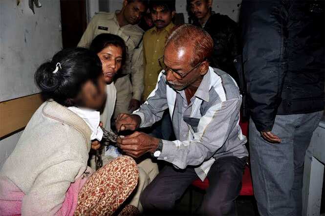An unknown person tries to unshackle the chains around Santoshi's neck. (HT Photo)