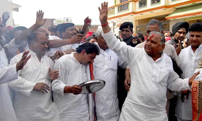 Samajwadi Party chief Mulayam Singh Yadav waves to his supporters before filing his nomination for the upcoming general election at Mainpuri in Uttar Pradesh. (Reuters Photo)</em) Samajwadi Party chief Mulayam Singh Yadav waves to his supporters before filing his nomination for the upcoming general election at Mainpuri in Uttar Pradesh. (Reuters Photo)</em)