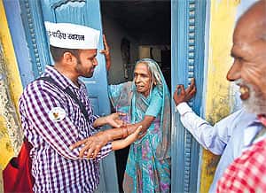 An Aam Aadmi Party volunteer on a door-to-door campaign in Varanasi. (Arun Sharma/HT Photo)
</div) An Aam Aadmi Party volunteer on a door-to-door campaign in Varanasi. (Arun Sharma/HT Photo)
</div)
