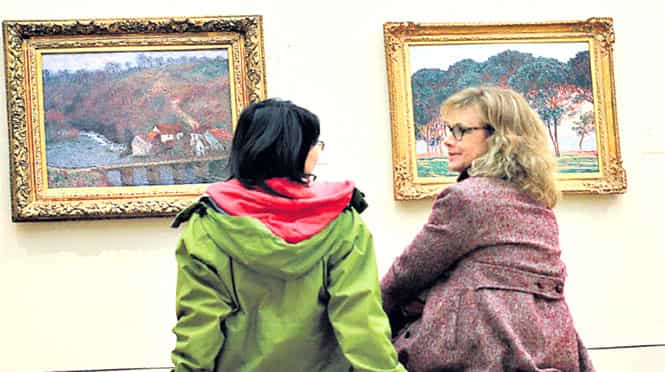 Guests enjoying the exhibition at Art After 5 at Philadelphia Museum of Art. (HT PHOTO)</font></strong)
