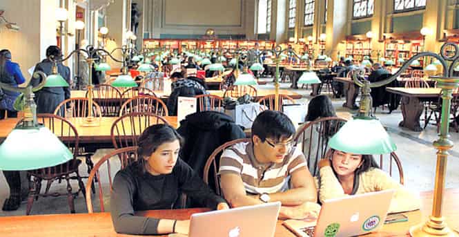 Students at the Boston Public Library. (HT PHOTO)</font></strong)