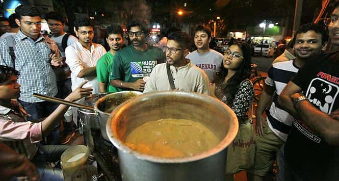 Tea Tasters: Meeting for chai and rolls in Rajinder Nagar is a routine for most IAS aspirants after their evening classes. The tea stalls double as hotspots for discussions on course material and nation-building. (HT Photo/ Raj K Raj)</strong) Tea Tasters: Meeting for chai and rolls in Rajinder Nagar is a routine for most IAS aspirants after their evening classes. The tea stalls double as hotspots for discussions on course material and nation-building. (HT Photo/ Raj K Raj)</strong)