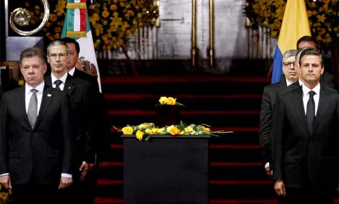 Colombia's President Juan Manuel Santos (L) and his Mexican counterpart Enrique Pena Nieto (R) stand next to the urn containing the ashes of late Colombian Nobel laureate Gabriel Garcia Marquez in Mexico City. Santos, Pena Nieto, family members and fans paid their last respects to the much-loved author. (Reuters)</em) Colombia's President Juan Manuel Santos (L) and his Mexican counterpart Enrique Pena Nieto (R) stand next to the urn containing the ashes of late Colombian Nobel laureate Gabriel Garcia Marquez in Mexico City. Santos, Pena Nieto, family members and fans paid their last respects to the much-loved author. (Reuters)</em)