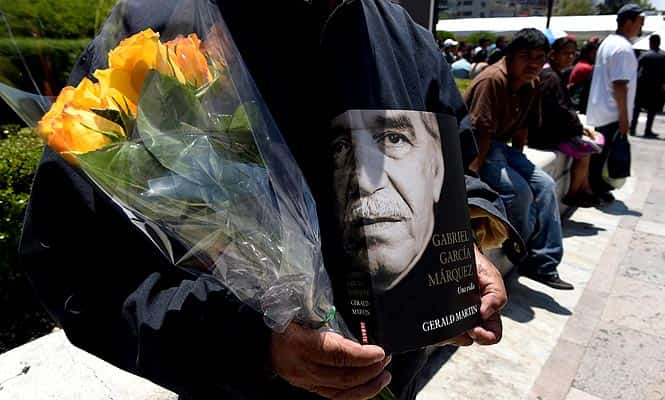 People wait outside the Fine Arts Palace in Mexico City as a tribute is paid to late Colombian Literature Nobel Prize laureate Gabriel Garcia Marquez. (AFP Photo)</em) People wait outside the Fine Arts Palace in Mexico City as a tribute is paid to late Colombian Literature Nobel Prize laureate Gabriel Garcia Marquez. (AFP Photo)</em)