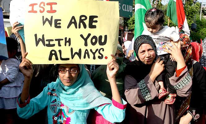 In this April 25, 2014 photo, supporters of a Pakistani religious group rally to support the Pakistan army and its Inter-Services Intelligence wing, ISI, in Lahore, Pakistan. (AP Photo)</em)