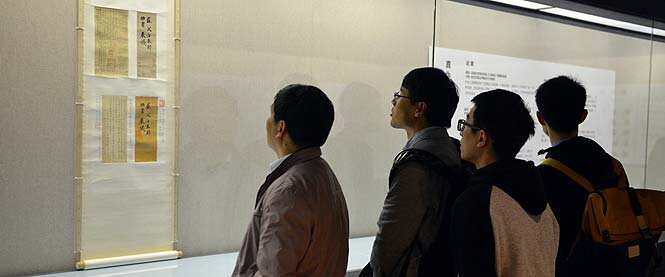 Photo taken on March 29, 2014 shows visitors in the newly-opened Long Museum West Bund in Shanghai looking at an ancient scroll that cost museum owner and tycoon Liu Yiqian millions of dollars. (AFP photo)
</div) Photo taken on March 29, 2014 shows visitors in the newly-opened Long Museum West Bund in Shanghai looking at an ancient scroll that cost museum owner and tycoon Liu Yiqian millions of dollars. (AFP photo)
</div)