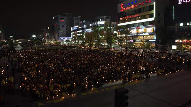 People hold candles at a vigil for students among the missing passengers of a South Korean capsized ferry, in central Ansan. (AFP Photo) People hold candles at a vigil for students among the missing passengers of a South Korean capsized ferry, in central Ansan. (AFP Photo)