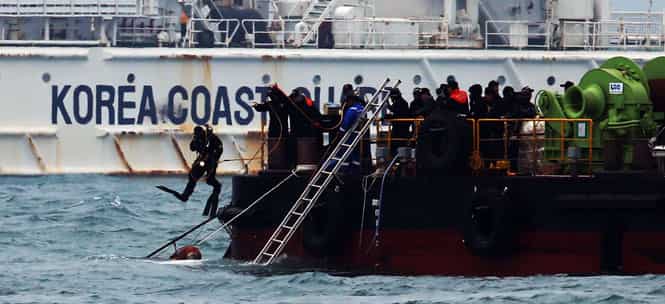 A diver jumps into the sea to search for the missing passengers at the site of the sunken South Korean ferry 'Sewol' off Jindo. (AFP Photo) A diver jumps into the sea to search for the missing passengers at the site of the sunken South Korean ferry 'Sewol' off Jindo. (AFP Photo)