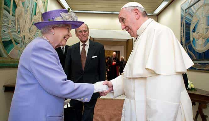 This picture released by the Vatican press office shows Britain's Queen Elizabeth (L), accompanied by her husband the Duke of Edinburgh Prince Philip (C), as she greets Pope Francis at the Vatican. (AFP photo) 
</div)
