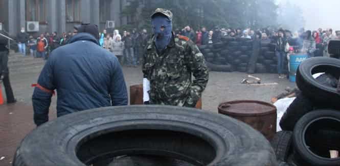 Pro-Russian activists use tires to make barricades in front of the city government headquarters in Makeyevka, about 5 kilometers from Donetsk, Ukraine. (AP photo)
</div) Pro-Russian activists use tires to make barricades in front of the city government headquarters in Makeyevka, about 5 kilometers from Donetsk, Ukraine. (AP photo)
</div)