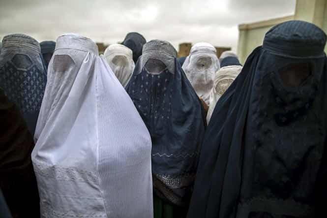Afghan women wait to cast their ballot at a polling station in Mazar-i-sharif. (Reuters Photo)</em) Afghan women wait to cast their ballot at a polling station in Mazar-i-sharif. (Reuters Photo)</em)