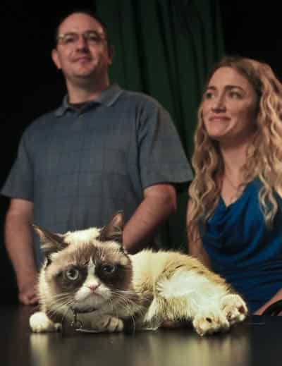 Bryan Bundesen, left and his sister Tabatha Bundesen pose with Grumpy Cat as they prepare for an interview. (AP photo)</em> 
</div)