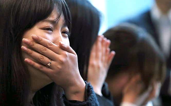 South Korean relatives of a victim of a capsized ferry react during a funeral service in Incheon, west of Seoul. (AFP Photo)</em)
