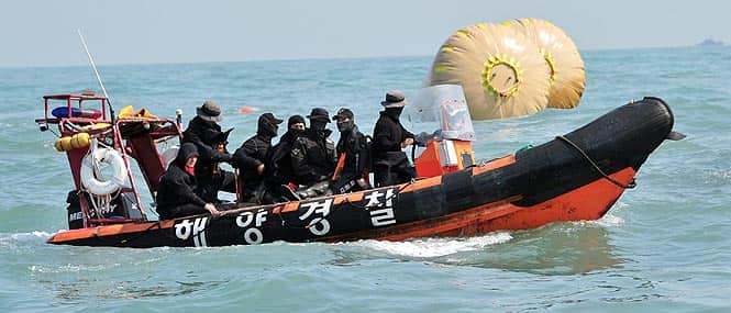 Rescue members search for the missing passengers near the buoys installed to mark the sunken South Korean ferry 'Sewol' at sea off Jindo. (AFP Photo)</em) Rescue members search for the missing passengers near the buoys installed to mark the sunken South Korean ferry 'Sewol' at sea off Jindo. (AFP Photo)</em)
