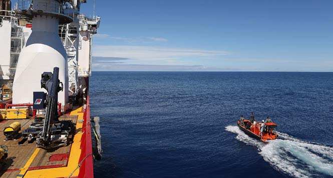 Crew members are seen aboard a fast response craft (R) from the Australian Defence Vessel Ocean Shield (L) as they continue to search for debris of the missing Malaysian Airlines flight MH370 in the southern Indian Ocean. (Reuters Photo)</em) Crew members are seen aboard a fast response craft (R) from the Australian Defence Vessel Ocean Shield (L) as they continue to search for debris of the missing Malaysian Airlines flight MH370 in the southern Indian Ocean. (Reuters Photo)</em)