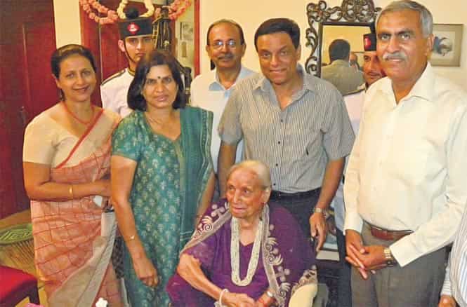 Army generals surprise late chief’s wife on her 99th birthday | Latest ...