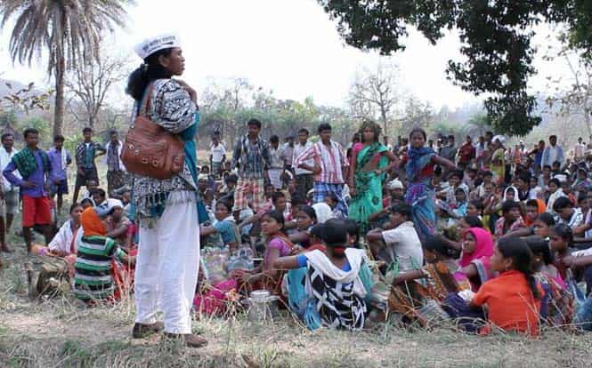 AAP candidate for Lok Sabha election from Bastar constiuency Soni Sori during her election campaign met the tribals who came from far flung villages to demand speedy trial of their relatives languishing in Dantewada jail. (HT photo/Ejaz Kaiser)</em)