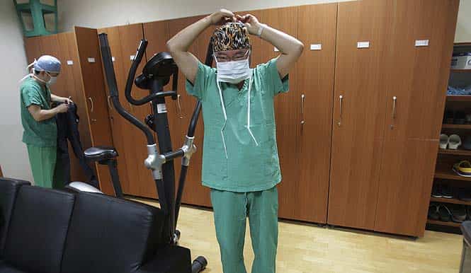 Dr. Kim Seok-Kwun outside the operating room at Dong-A University Hospital in Busan, South Korea. (AP photo)</em)