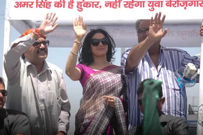 Bollywood actress Sridevi along with husband Boney Kapoor campaigning for RLD leader Amar Singh for Lok Sabha elections, in Fatehpur Sikri. (HT photo)</em)