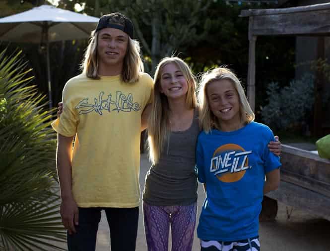 Jaysea poses with her twin brother Fisher (R) and older brother Ryder following her yoga class in Leucadia, California. (Reuters photo)</em) Jaysea poses with her twin brother Fisher (R) and older brother Ryder following her yoga class in Leucadia, California. (Reuters photo)</em)