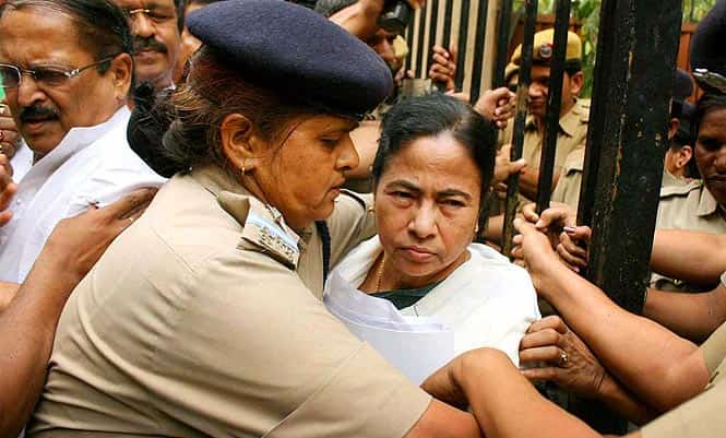 Security women protect West Bengal chief minister Mamata Banerjee during a protest by SFI activists on her arrival at Yojana Bhavan in New Delhi. (PTI photo)
</div) Security women protect West Bengal chief minister Mamata Banerjee during a protest by SFI activists on her arrival at Yojana Bhavan in New Delhi. (PTI photo)
</div)