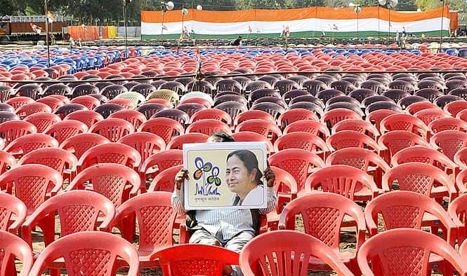 A man holds up Mamata Banerjee's poster at her Ramlila Grounds rally in New Delhi (Vipin Kumar/HT photo)
</div) A man holds up Mamata Banerjee's poster at her Ramlila Grounds rally in New Delhi (Vipin Kumar/HT photo)
</div)