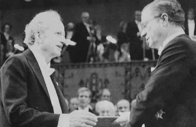 Gary S. Becker, left, from the University of Chicago, Illinois, receiving the 1992 Nobel Economics Prize from the hands of Sweden's King Carl Gustaf, during the Nobel awarding ceremony in the Concert Hall in Stockholm, Sweden. (AP Photo)</em) Gary S. Becker, left, from the University of Chicago, Illinois, receiving the 1992 Nobel Economics Prize from the hands of Sweden's King Carl Gustaf, during the Nobel awarding ceremony in the Concert Hall in Stockholm, Sweden. (AP Photo)</em)