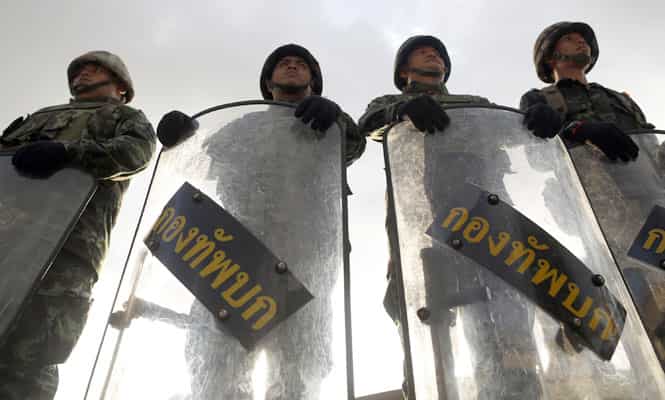 Soldiers block the access to the Army Club where Thailand's army chief held a meeting with all rival factions during a coup in central Bangkok. (Reuters Photo)</em) Soldiers block the access to the Army Club where Thailand's army chief held a meeting with all rival factions during a coup in central Bangkok. (Reuters Photo)</em)