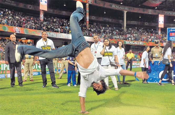 Shah Rukh Khan cartwheels and dances to celebrate team win. (Gurpreet Singh/HT)</font></strong) Shah Rukh Khan cartwheels and dances to celebrate team win. (Gurpreet Singh/HT)</font></strong)