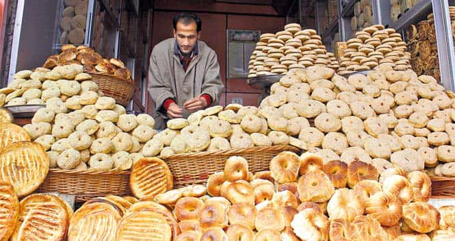 A Kashmiri man sells bread (Shahid Tantray/HT Photo)</em)