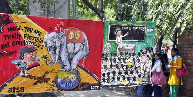 The members of AISA protesting against the FYUP at Arts Faculty at North Campus of Delhi University in New Delhi. (HT Photo)</em) The members of AISA protesting against the FYUP at Arts Faculty at North Campus of Delhi University in New Delhi. (HT Photo)</em)