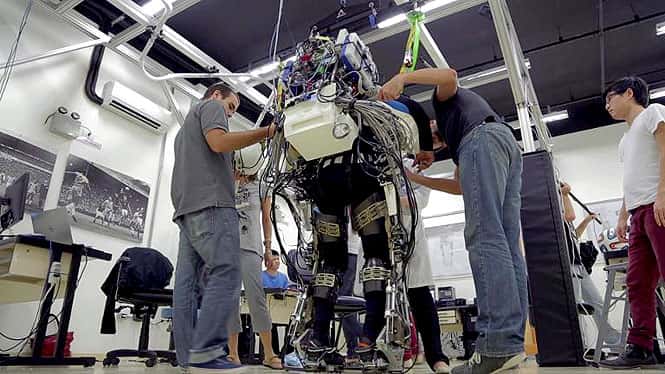 The Iron Man-like suit a paraplegic will wear to kick first ball of the World Cup, created by Brazilian scientist Miguel Nicolelis and his team in Sao Paulo, Brazil (AFP Photo/Ho)</em)