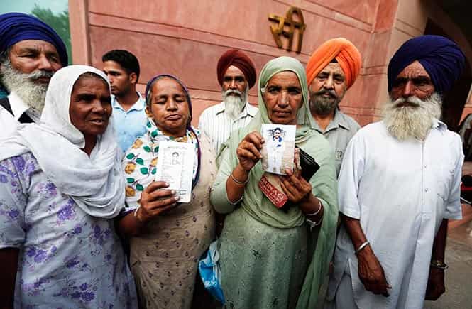 Relatives hold up photographs of Indian workers, who have been kidnapped in Iraq, after their meeting with India's Foreign Minister Sushma Swaraj in New Delhi. (Reuters Photo)</em) Relatives hold up photographs of Indian workers, who have been kidnapped in Iraq, after their meeting with India's Foreign Minister Sushma Swaraj in New Delhi. (Reuters Photo)</em)