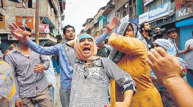 JKLF activists at a protest march in Srinagar on Monday. (AP photo)</em> 
</div)